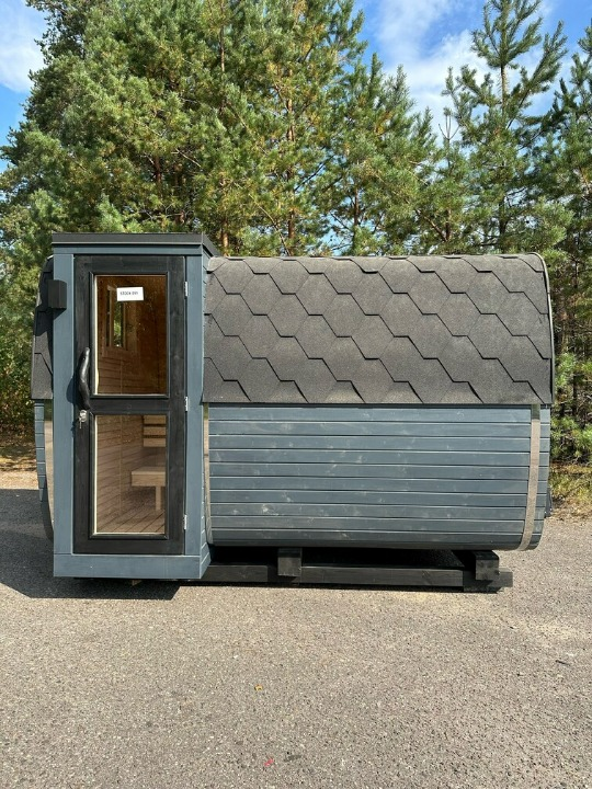 Kvadratinė pirtis su šoniniu įėjimu