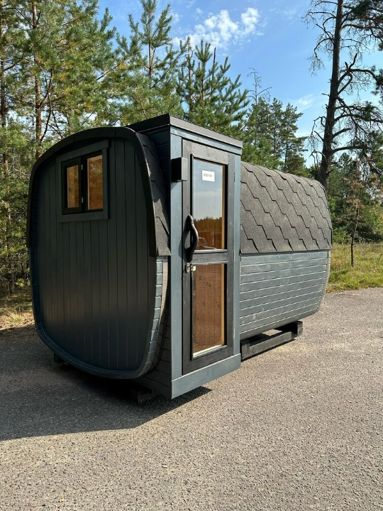 Kvadratinė pirtis su šoniniu įėjimu